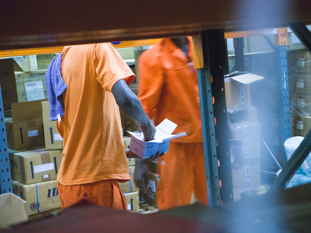Professionnels de la logistique préparant des marchandises dans un entrepôt international