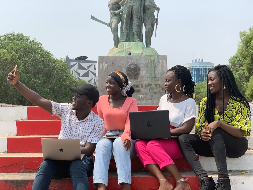 Étudiants africains travaillant ensemble